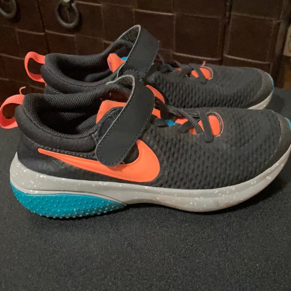 Nike girls soft all condition play sneakers. - Picture 1 of 4